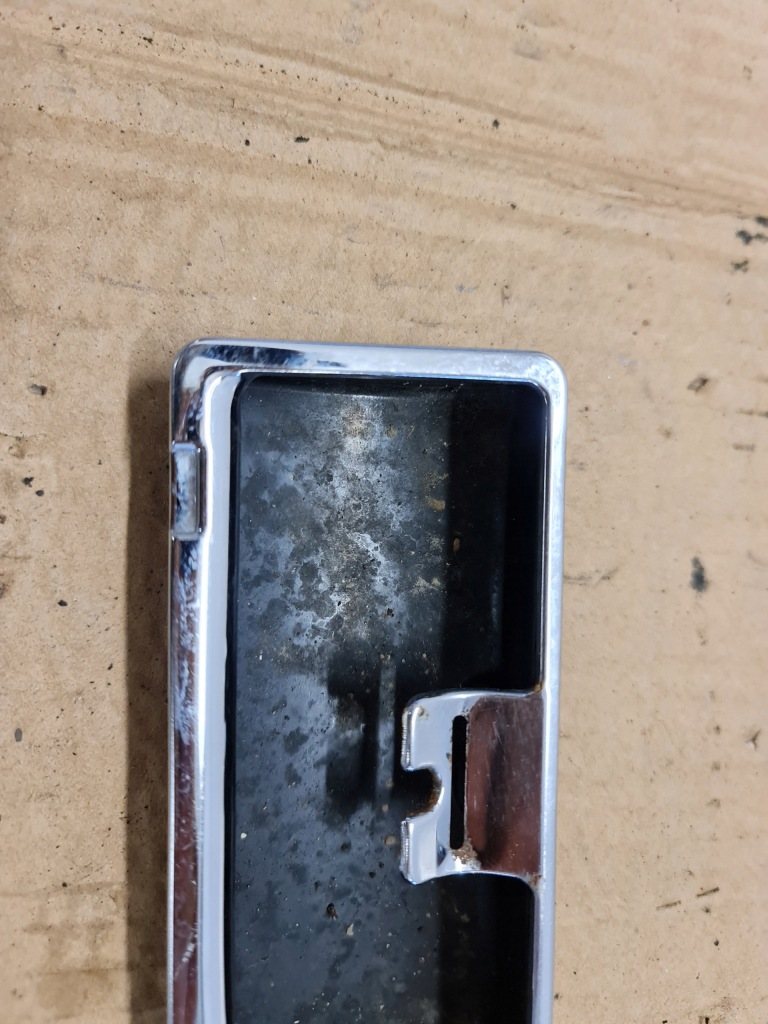 фото №2, Вкладыш пепельницы перед audi a8 d2