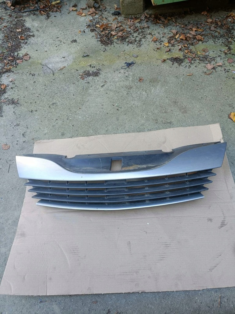 фото №1, 8200012581 решітка радіатора 2002 renault laguna ii