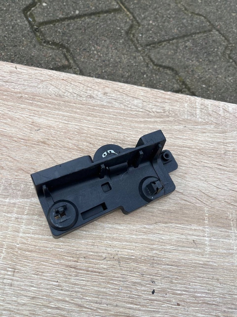 фото №1, Audi a4 b9 кронштейн ручки открывания капот 8w1823633c