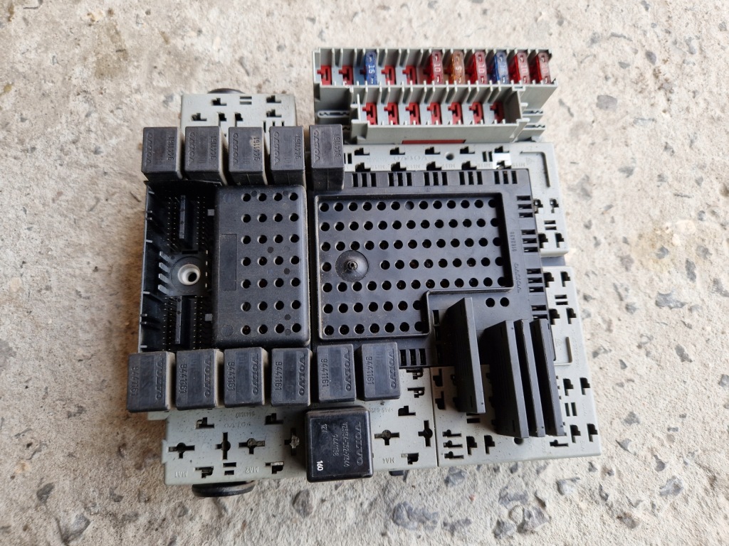 фото №1, Коробка предохранителей модуль bsi volvo s80 i 2.5 tdi 8645410