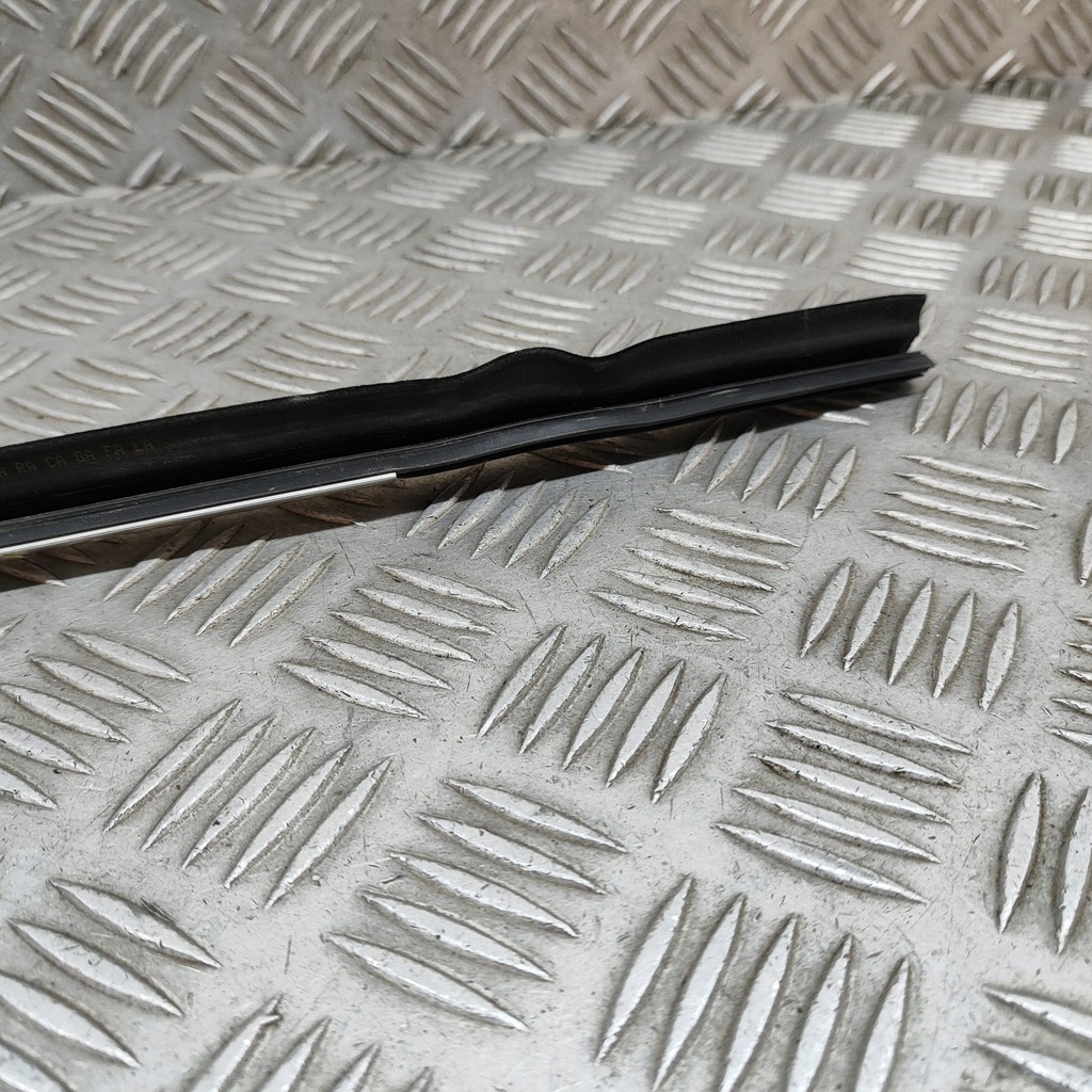 фото №5, Audi q4 sportback e-tron 2023 ліва сторона молдинг / прокладка скло двері