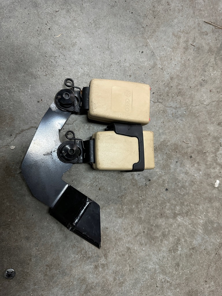 фото №1, Защёлки поперечина задняя audi a8 d4