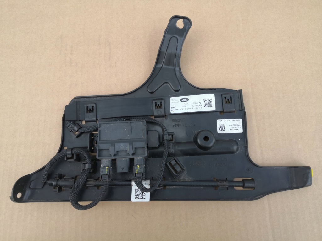 фото №4, Velar l560 направляющая левый бампера заднего датчик