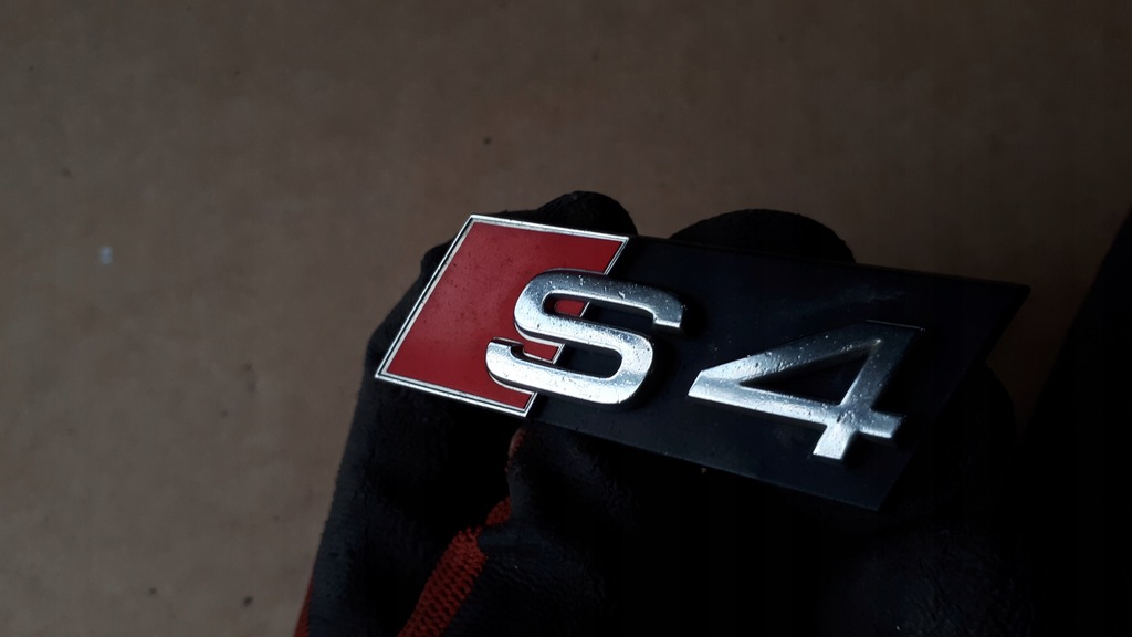 фото №1, S4 b8 значок эмблема решетка перед logo s4