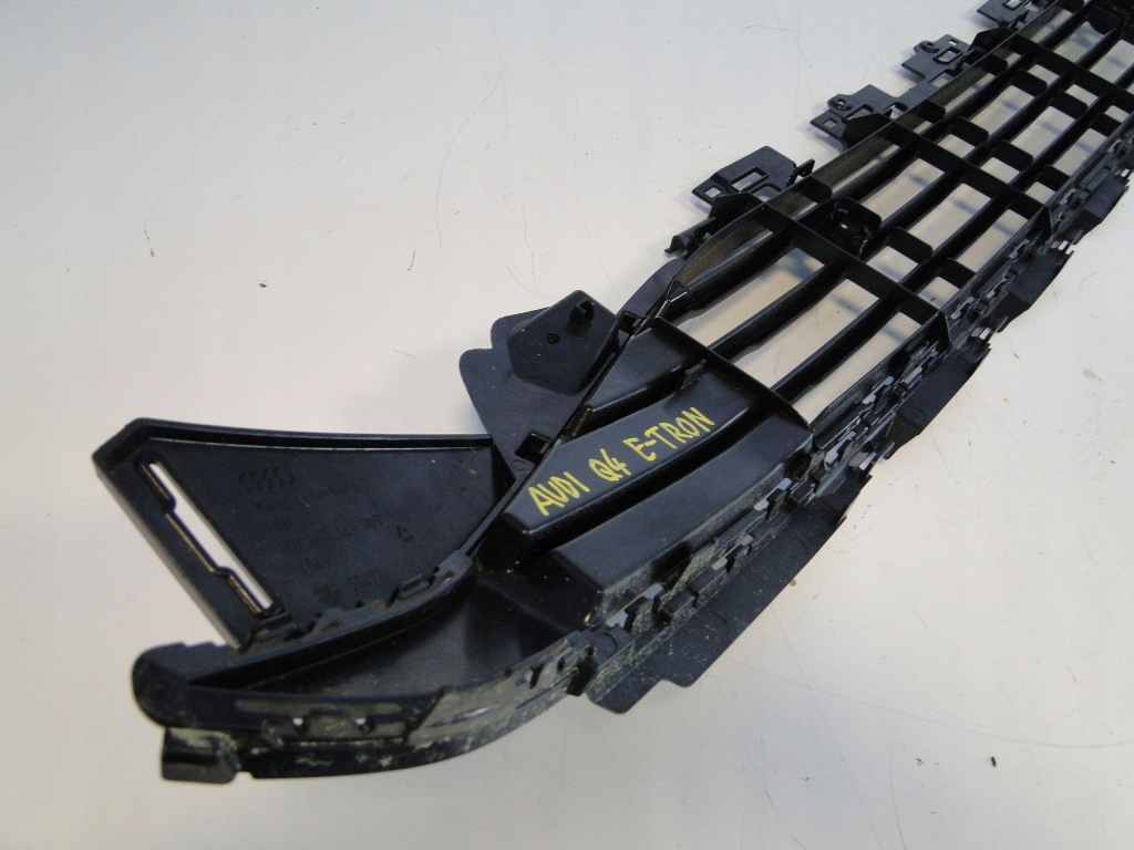 фото №9, Mercedes решітка середня w бампер передній audi q4 e-tron