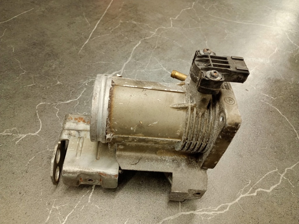 Купить Bmw оригинальный номер 1743138 дроссельная заслонка