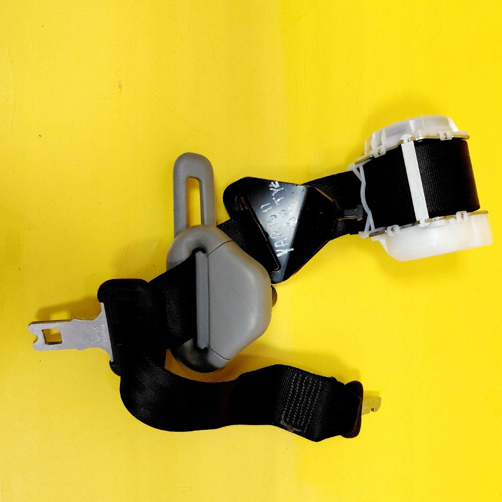Купить Ремень безопасности середина задний  toyota yaris 7e6070 nr1339