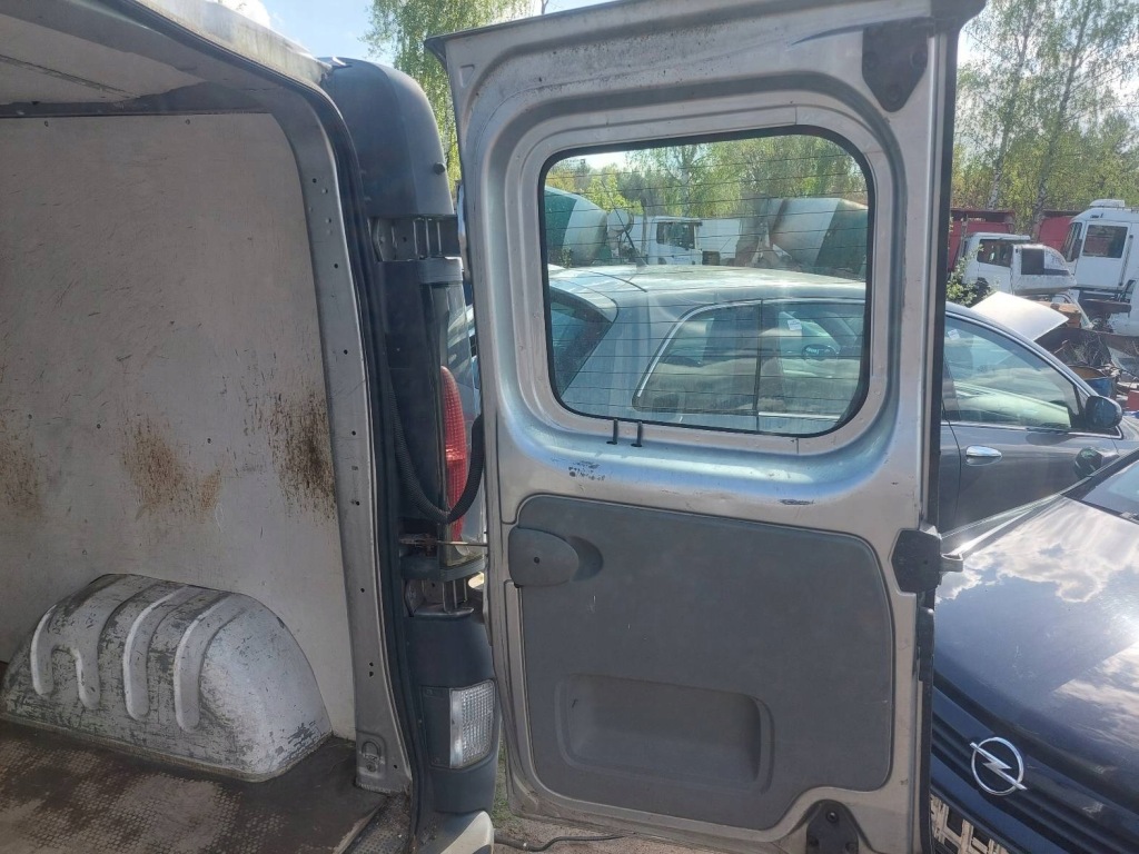 Купити Kompletny задній opel vivaro a l147