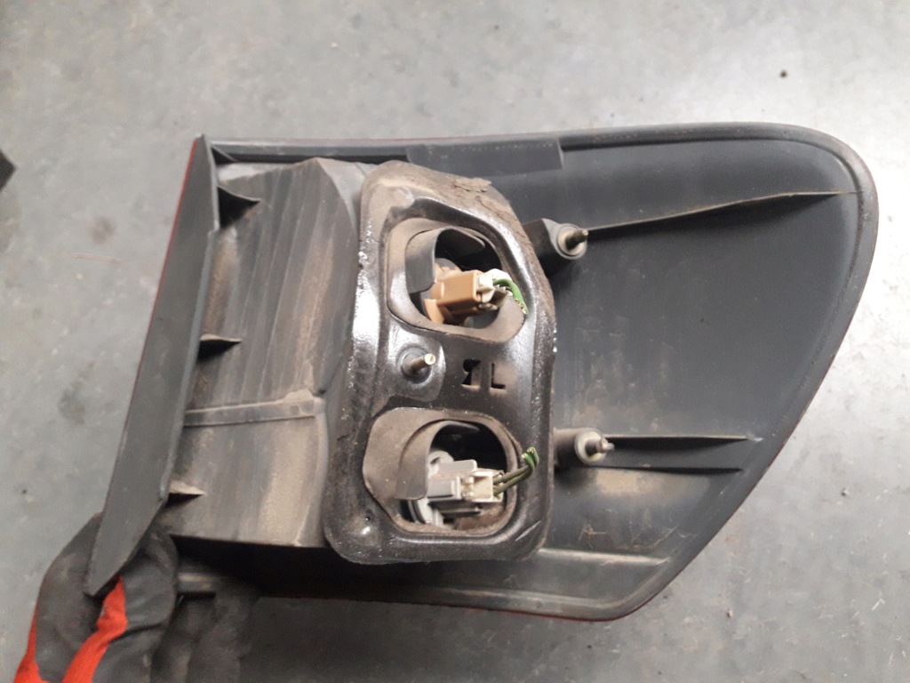 фото №2, Лампа задняя toyota avensis verso левая 01-03