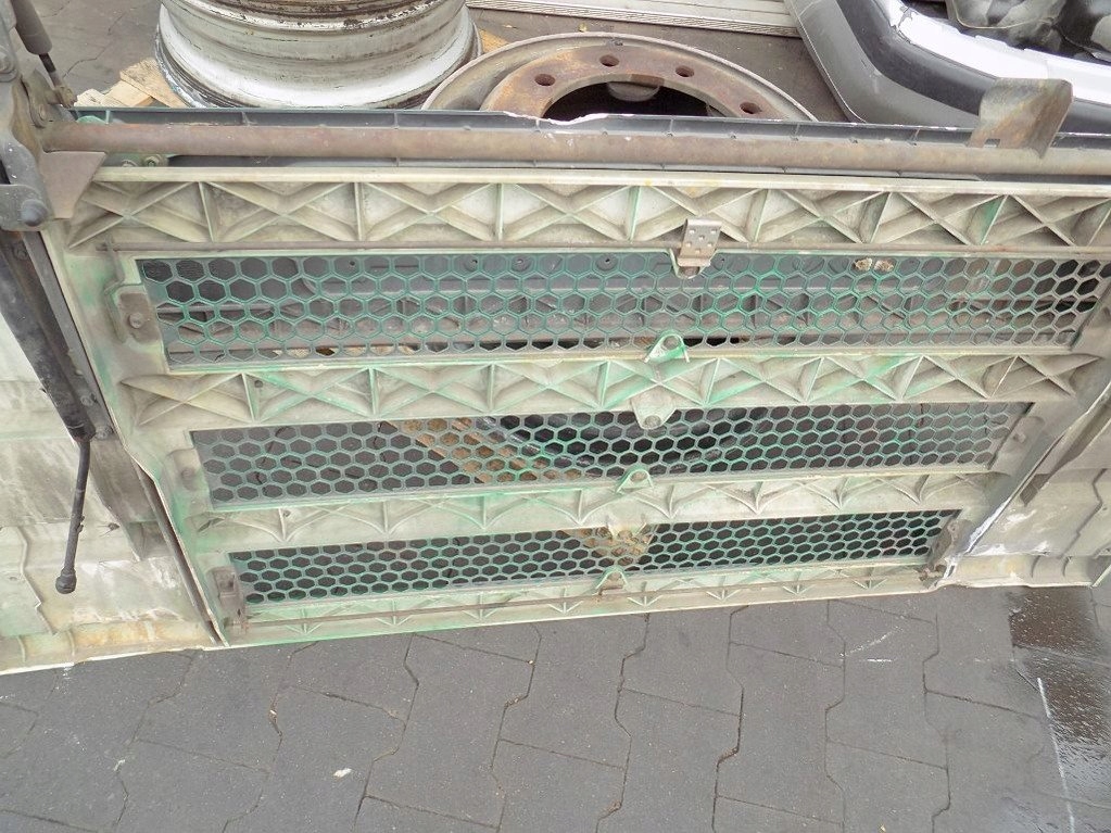 Купити Scania 124l 03r капот решітка  решітка радіатора