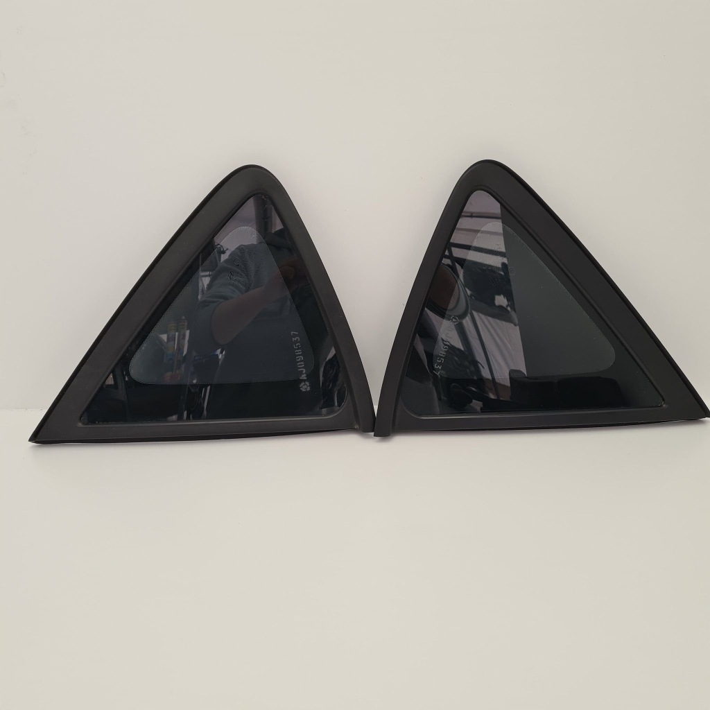 фото №1, Hyundai i30 стекло стекло треугольник левый правый