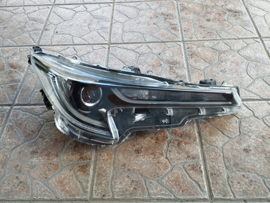 фото №1, Лампа права full led toyota corolla e21 81110-02s70