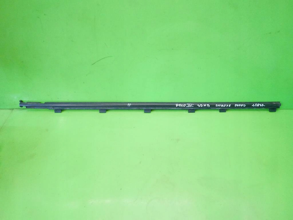 фото №1, Молдинг уплотнитель правая перед vw polo iv 9n hb 3d