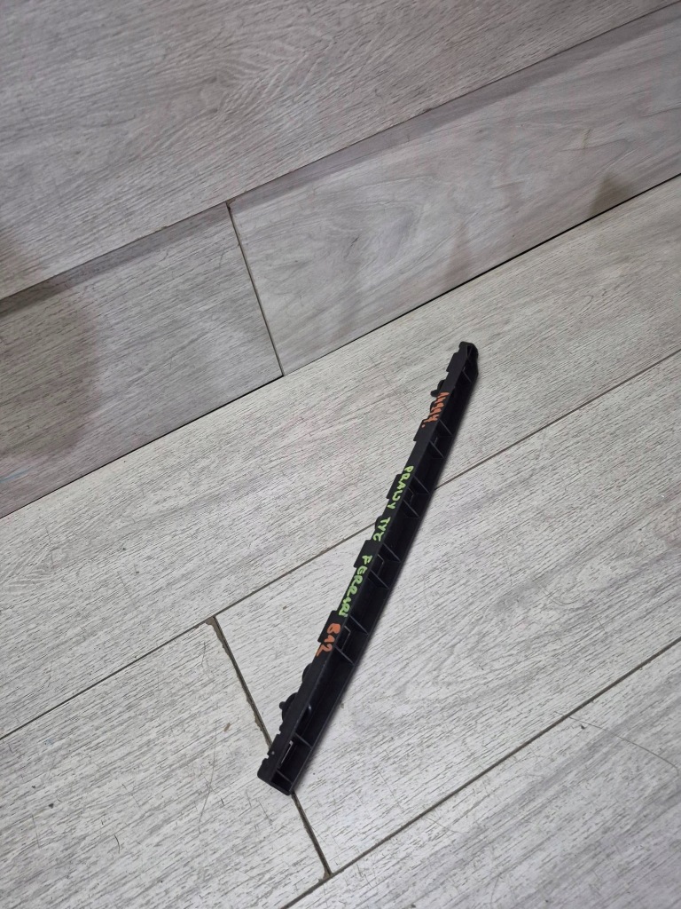 Купити 14997. ferrari 812 напрямна правий задній 088106300