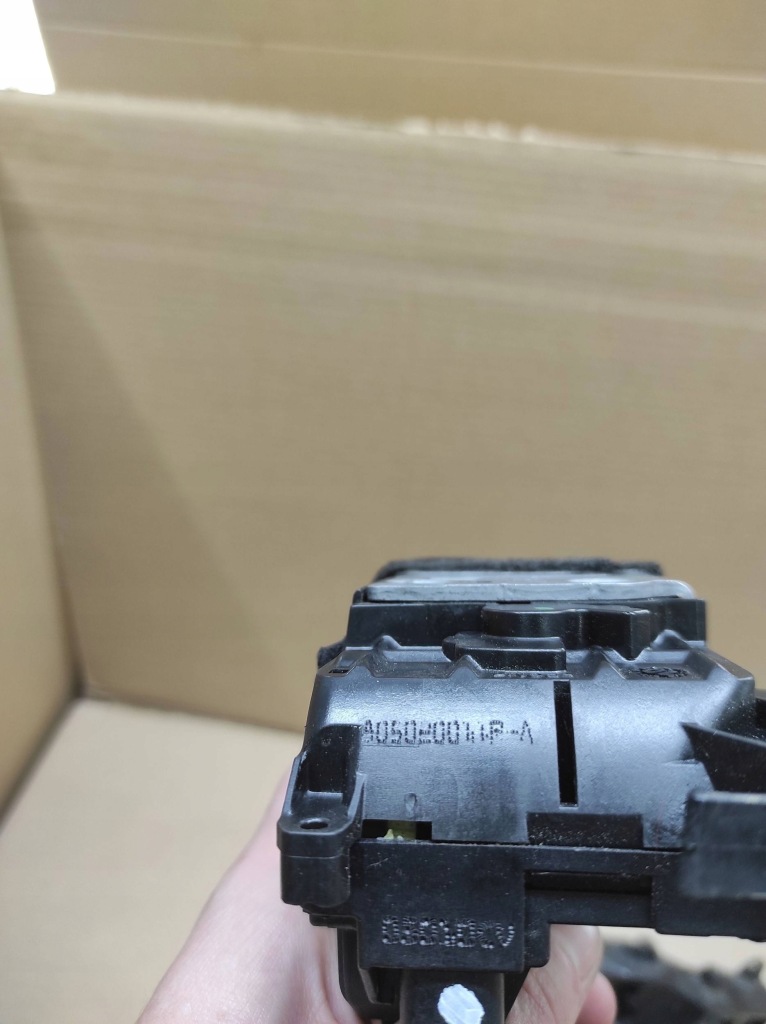 Замок дверь правая  перед renault laguna 3 купе 805020011r в Украине