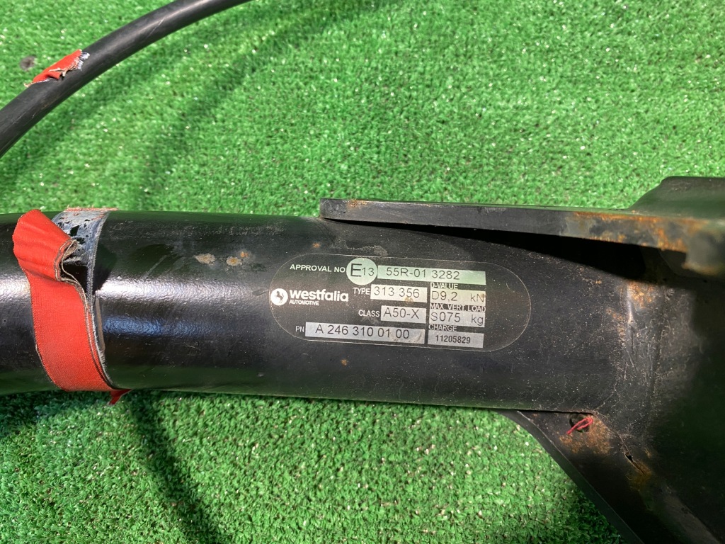 Mercedes b klasa w246 a246 246 фаркоп  буксировочный Оригинал