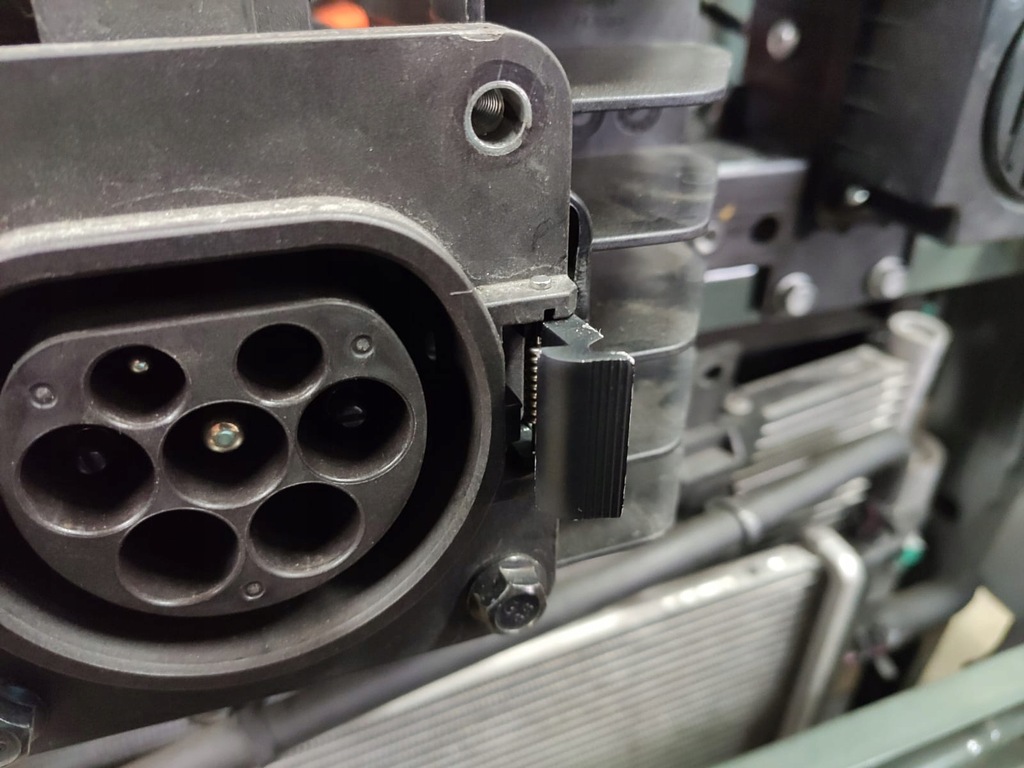 фото №6, Dacia spring разъём зарядки блокировка защёлка заглушки