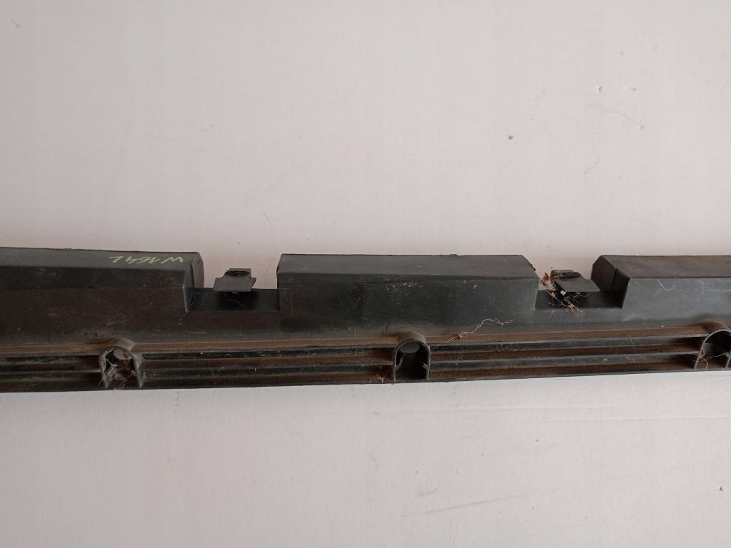 Кронштейн накладки порога левая mercedes w164 с Разборки