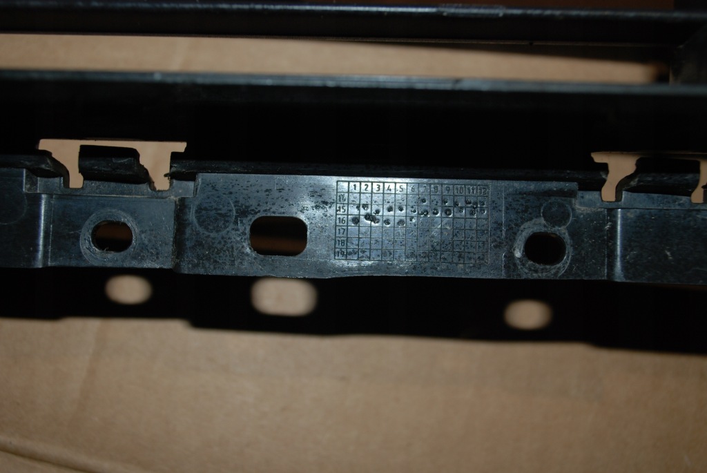 Audi q3 sq3 lift 8u0 решітка бампера перед середня 8u0807683c в Україні