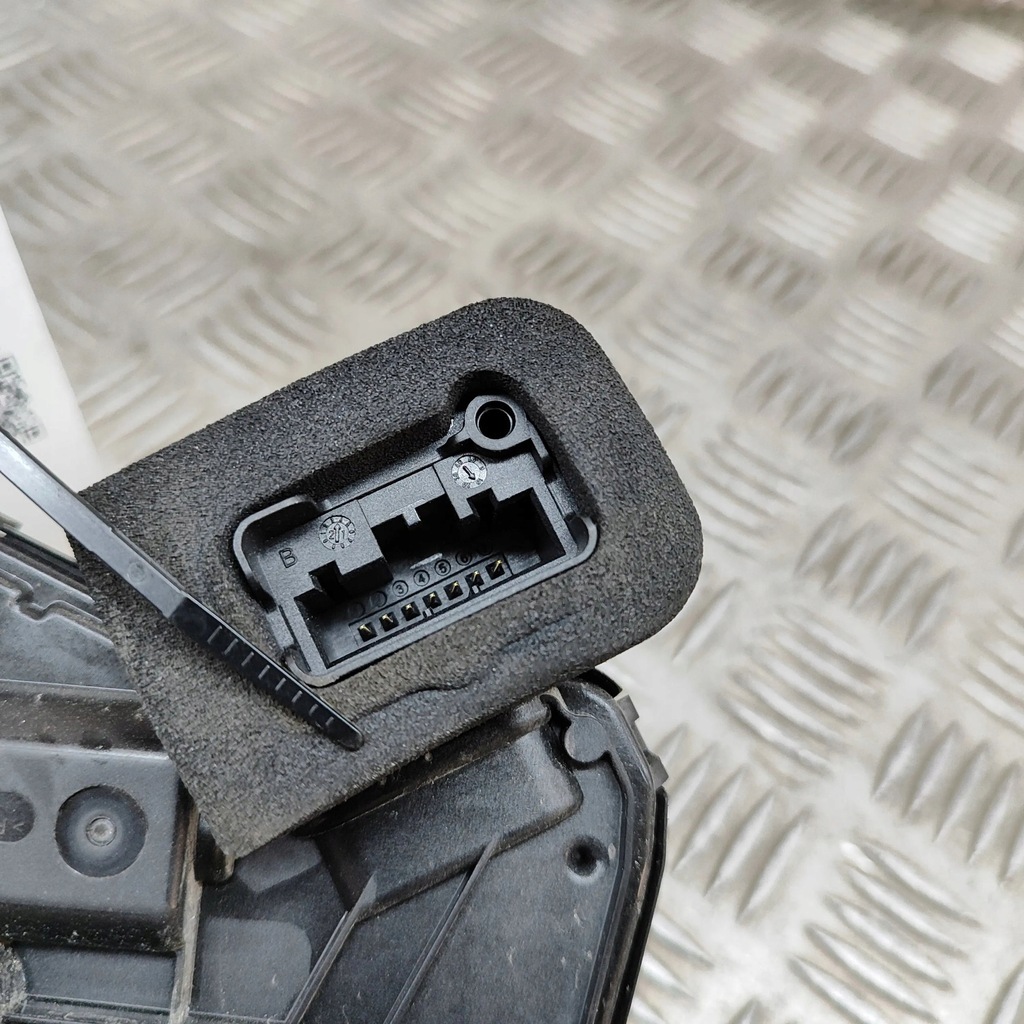 фото №6, Skoda enyaq iv 2022 правая сторона замок дверь передних