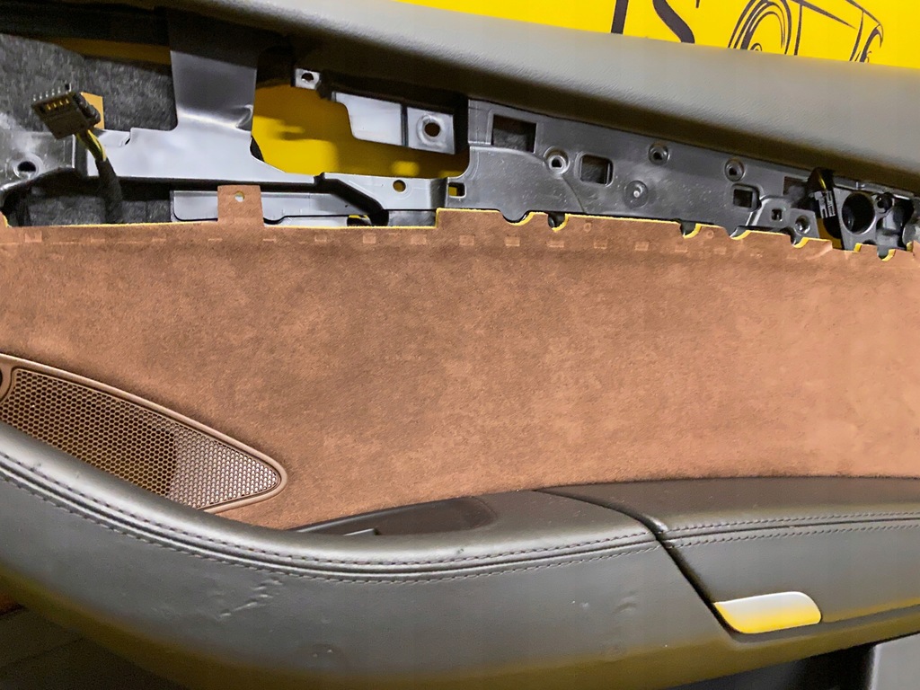 фото №4, Обивка дверь правый перед audi a8 d4 alcantara