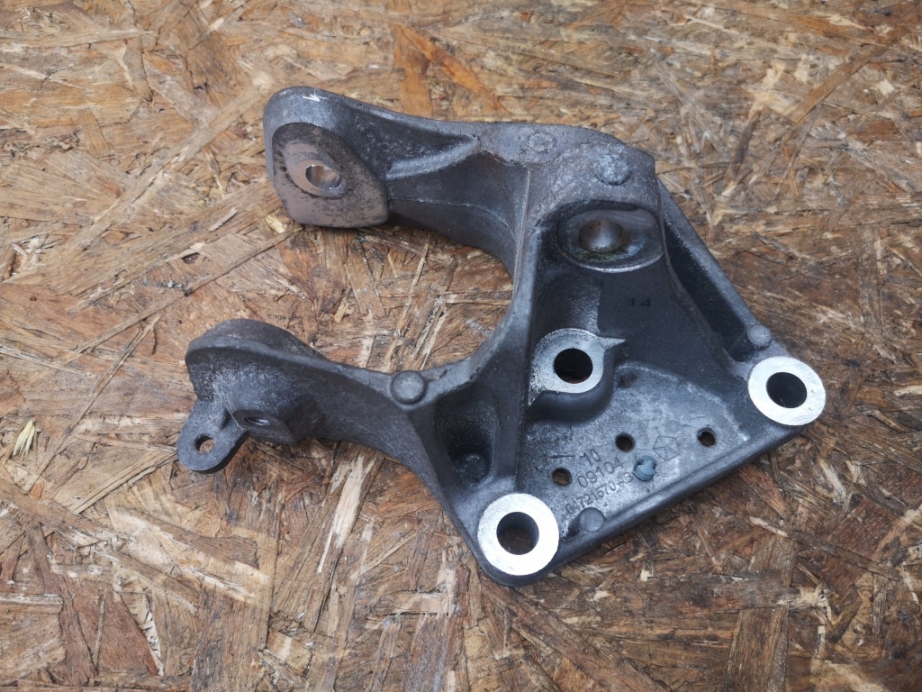 фото №1, Dodge grand caravan кронштейн двигателя 04721570ab 3.6