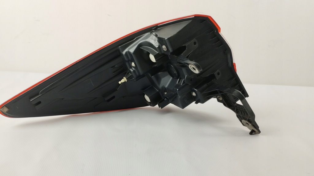 фото №11, Лампа правая задняя subaru outback v led