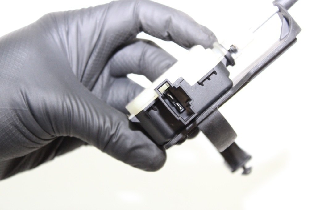 фото №4, Mercedes w169 w245 привод крышка заливной топлива a2038201997