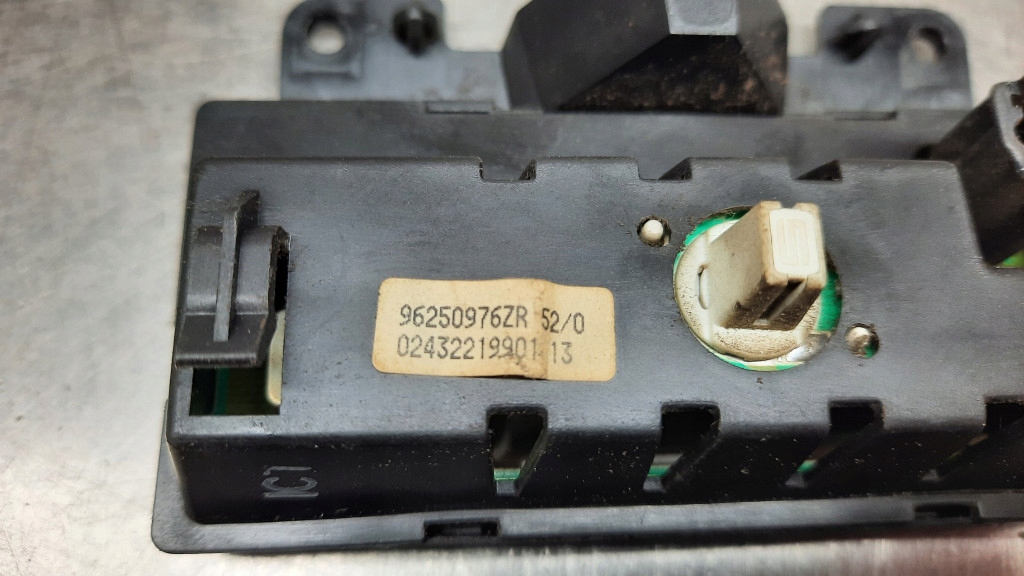 фото №5, Дисплей peugeot 206 1.1b 00r 3d hb 96250976zr