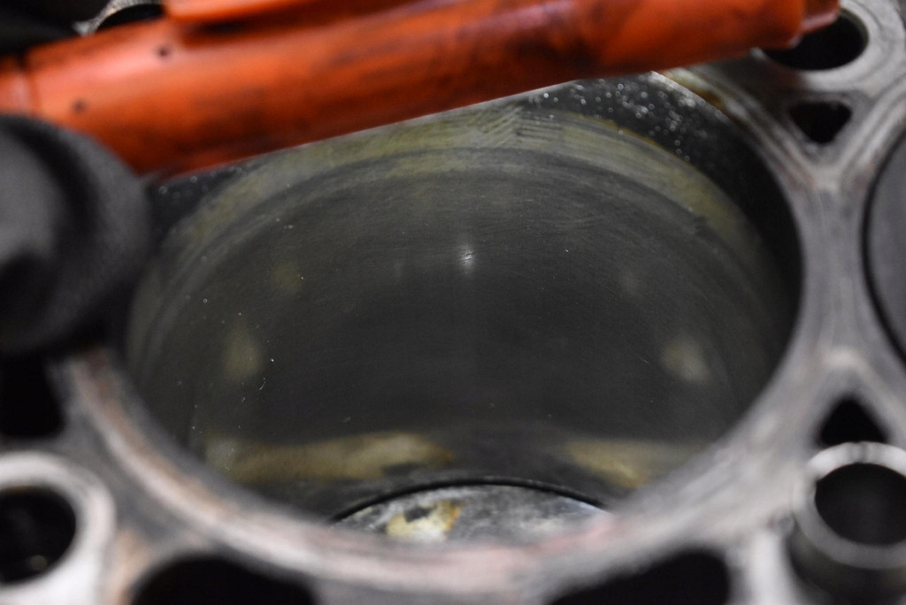 Купити Блок низ  двигуна wał cfg vw passat b7 2.0 tdi 177 km 10-15