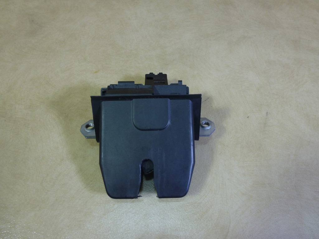 фото №1, Focus mk3 kombi замок крышки 4 pin