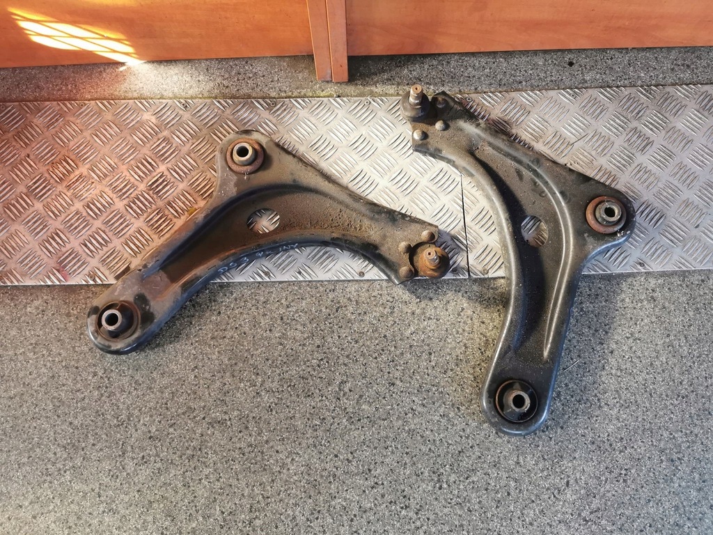 фото №1, Citroen c3 ds3 рычаг левый правый перед