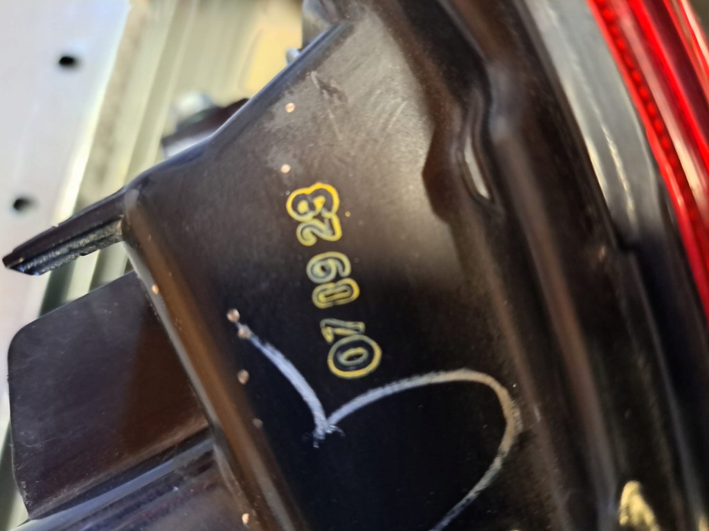 фото №12, Toyota hilux viii лампа задня ліва 0k187 35677