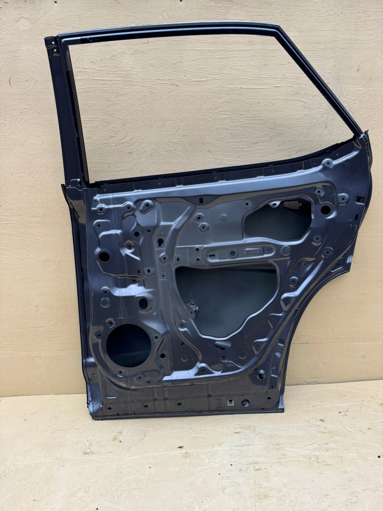 Lexus rx 4 iv 15r- дверь правое  задняя правый  задняя с Разборки