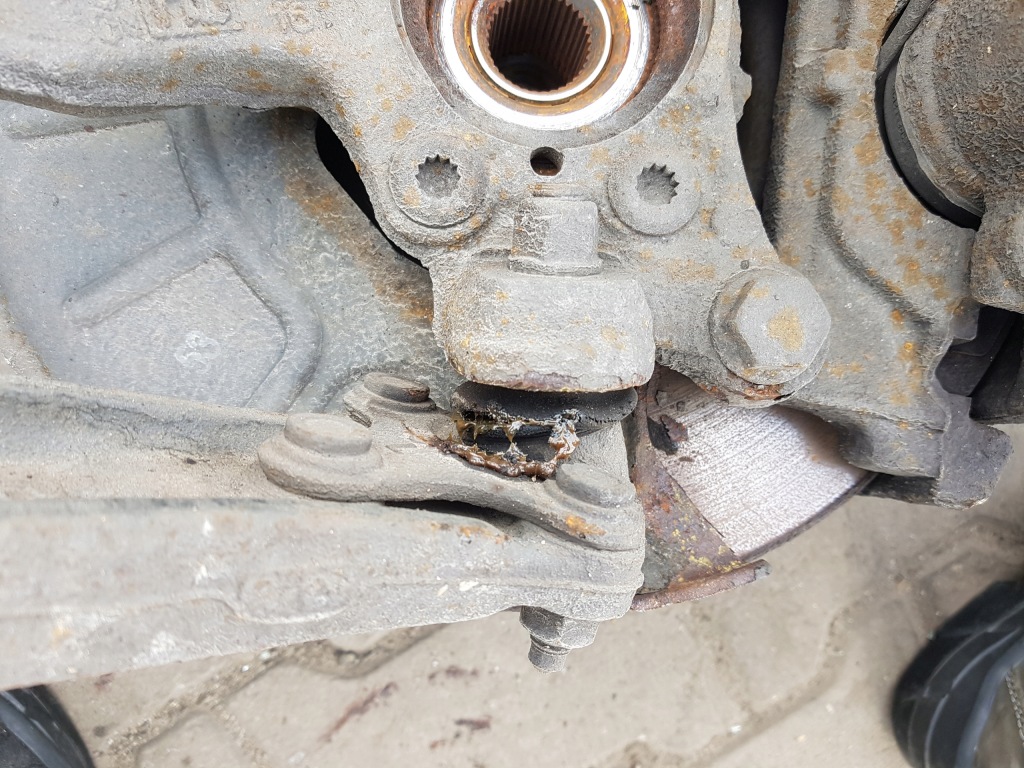 Audi a3 8p рестайлинг  2.0 tdi амортизатор поворотный кулак левая Недорого