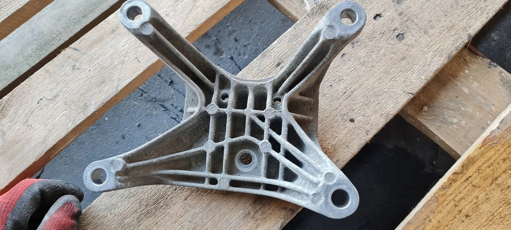 фото №10, A4 b9 8w кронштейн кронштейн коробки передач 2.0 tdi 8w0399118c a5 8w