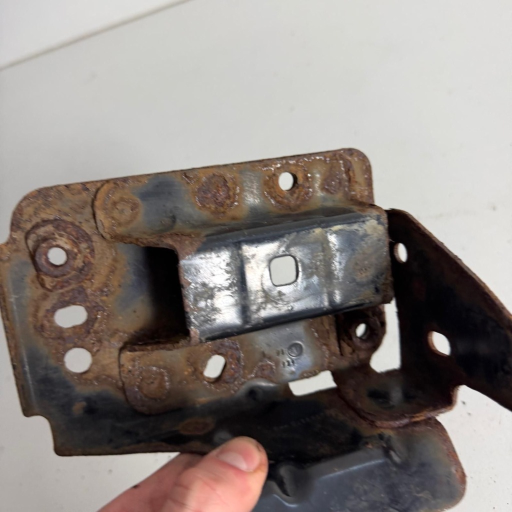 Кронштейн  бампера правый перед renault captur 1 1 оригинальный номер оригинал 758j69957r в Украине