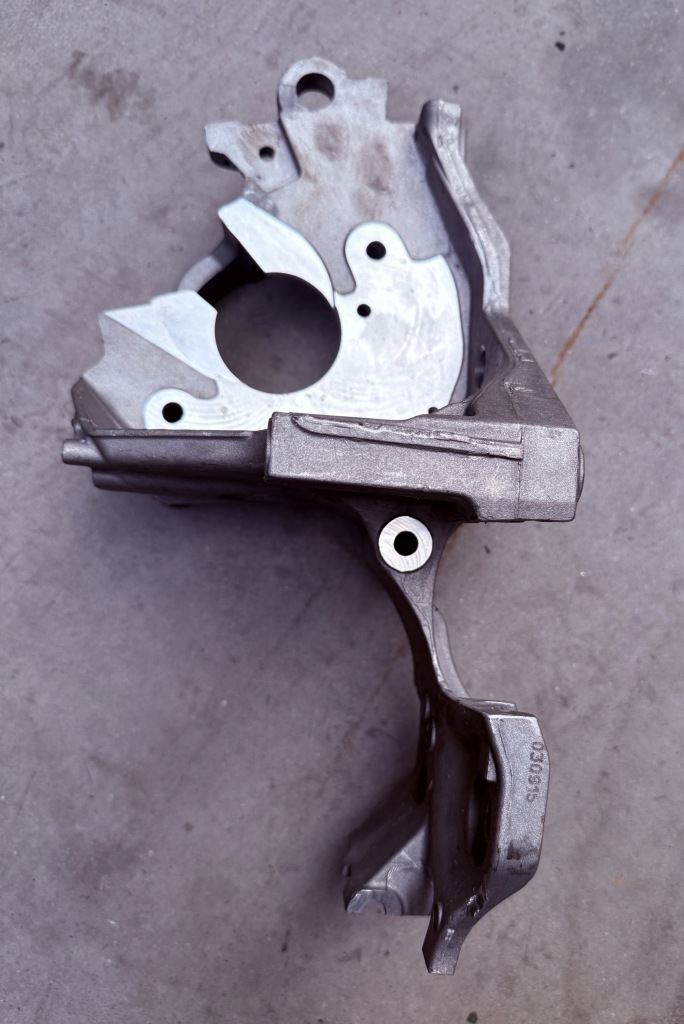 фото №1, Кронштейн кронштейн audi a6 c8 2.0 tdi 05l903143.....