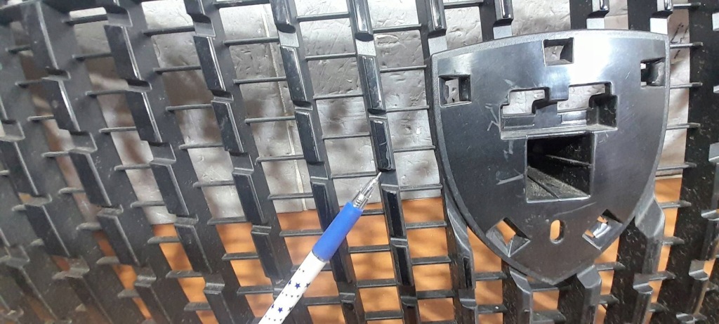 Peugeot 2008 ii рестайлінг  решітка радіатора решітка радіатора 24r 9852657680 чорні роз'єми Зі Шроту