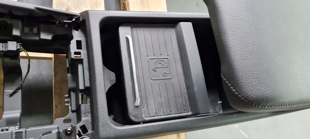 фото №7, Q5 80a sq5 підлокітник тунель середній зарядний пристрій індукційна led