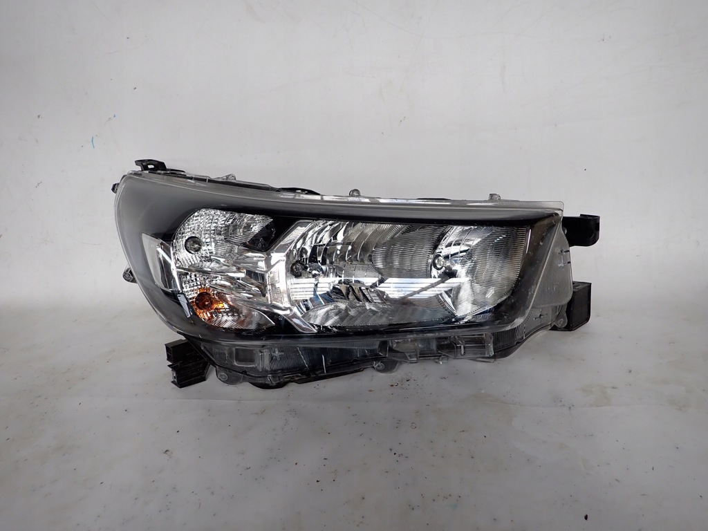 фото №1, Toyota hilux viii lift 20- лампа права перед передня