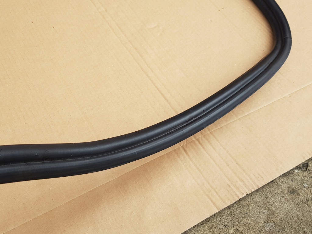 фото №11, Прокладка крышки задняя - ниша багажника / vw touran i - 2003-2010 - оригинал