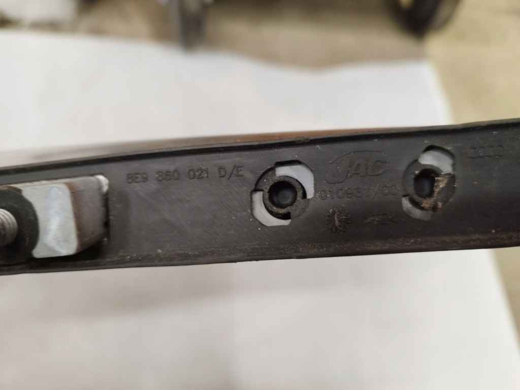 Audi a4 b6 01-05r avant рейлинги кровельные правый  левое  8e9860022/021 Недорого