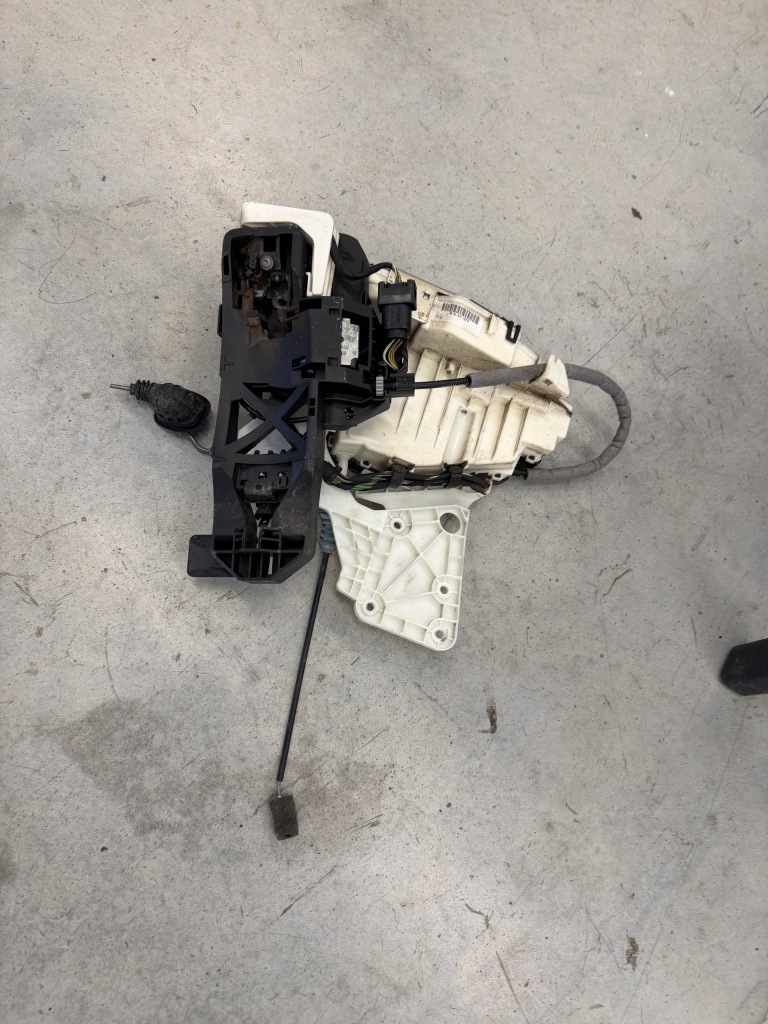 Купить Замок доводчик дверь левый перед mercedes s w221 cl w216 2217207535