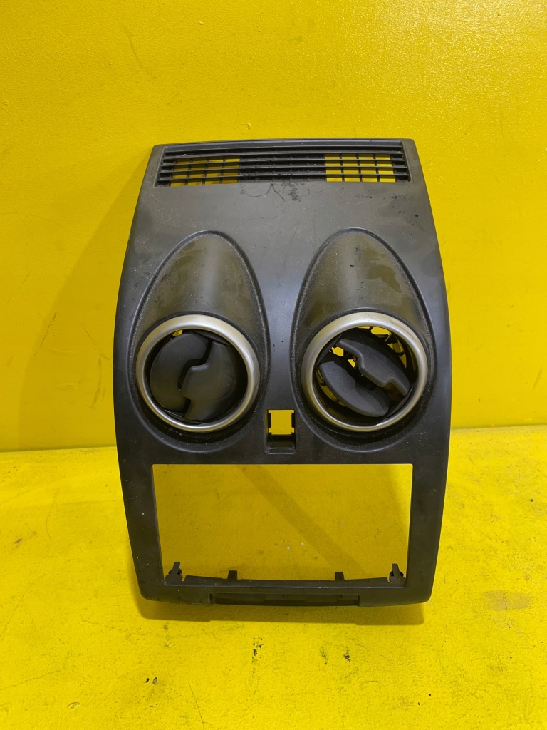 фото №1, Nissan qashqai - решётка обдув средняя / рамка навигации p10381a77100