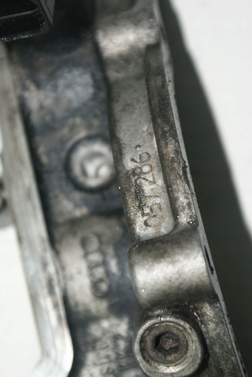 фото №14, Audi a8 d3 4.0 tdi крышка валов 057286 кронштейн