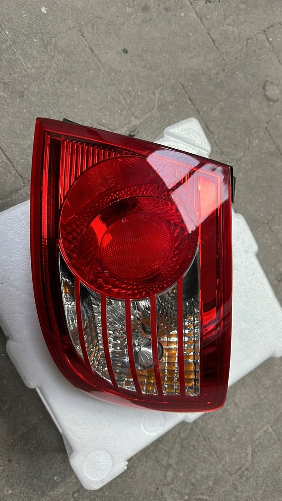 фото №1, Hyundai elantra 2004- лампа задня права