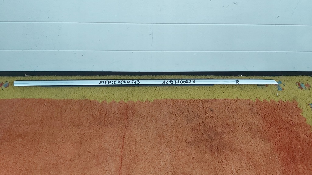 фото №1, Mercedes w213 молдинг уплотнитель правая