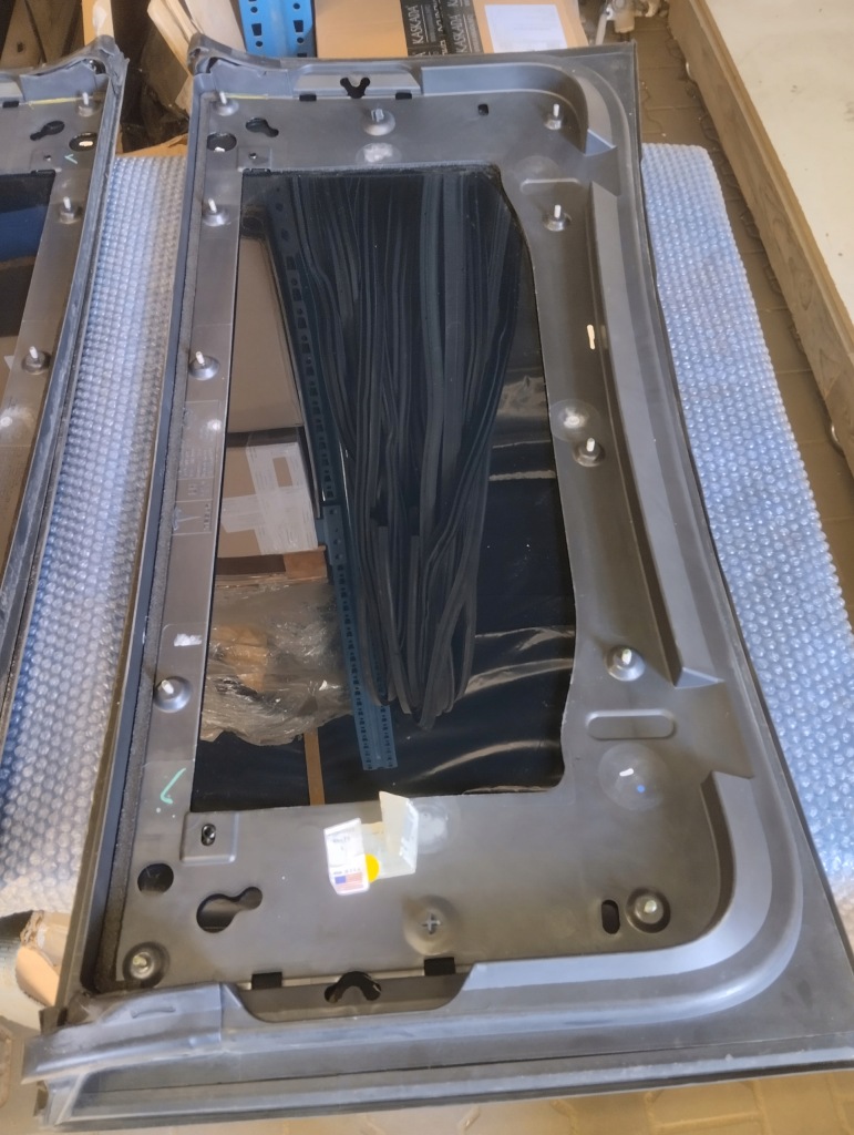 Скло двері правий лівий задня falcon tesla x Київ