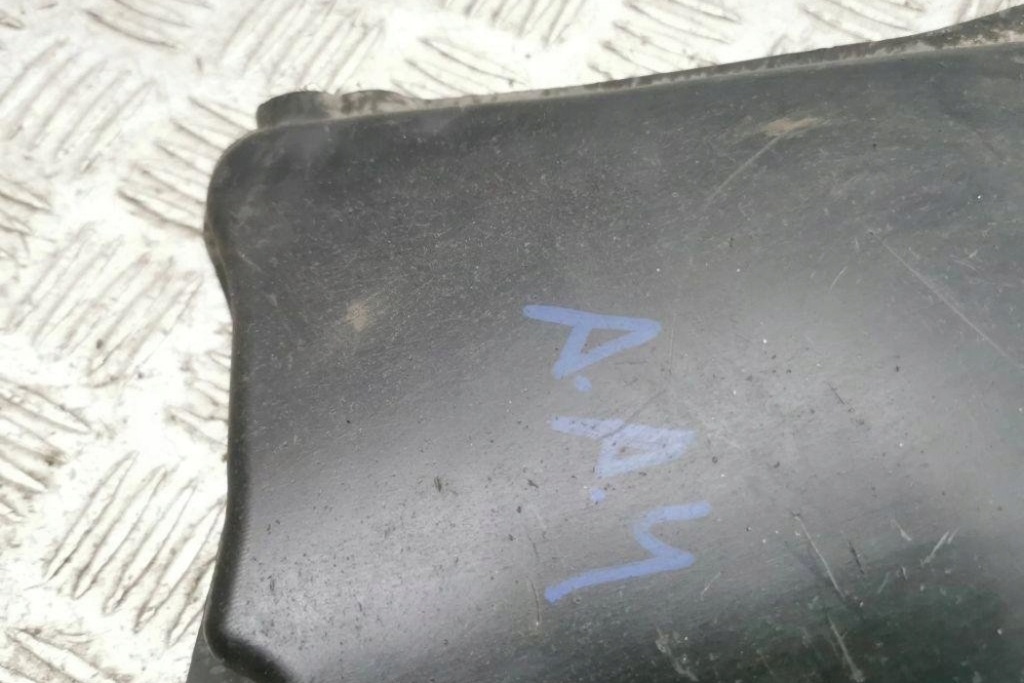 Правая накладка подвеска audi a4 avant 8w5, b9 8w0825201 2.0l дизель 2017 с Разборки